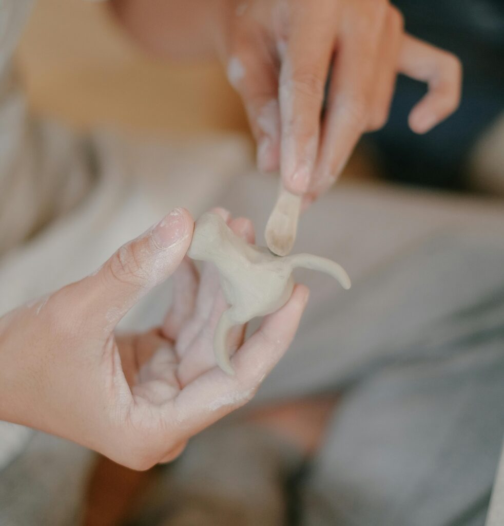 Arbeiten mit lufttrocknendem Ton in der Kunsttherapie