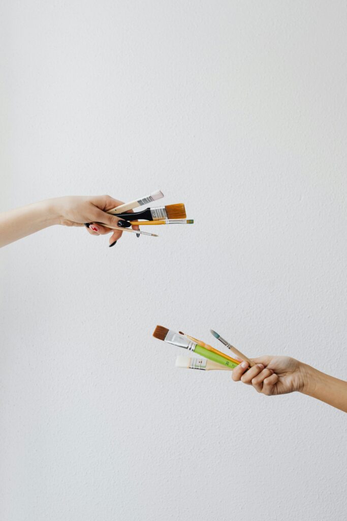 Pinsel als Symbol für kreativen Ausdruck in der Kunsttherapie