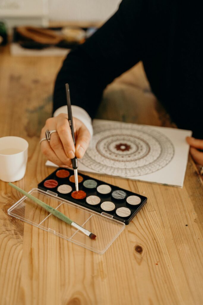 Kunsttherapie kreative Gestaltung mit Farben und Ausdruck