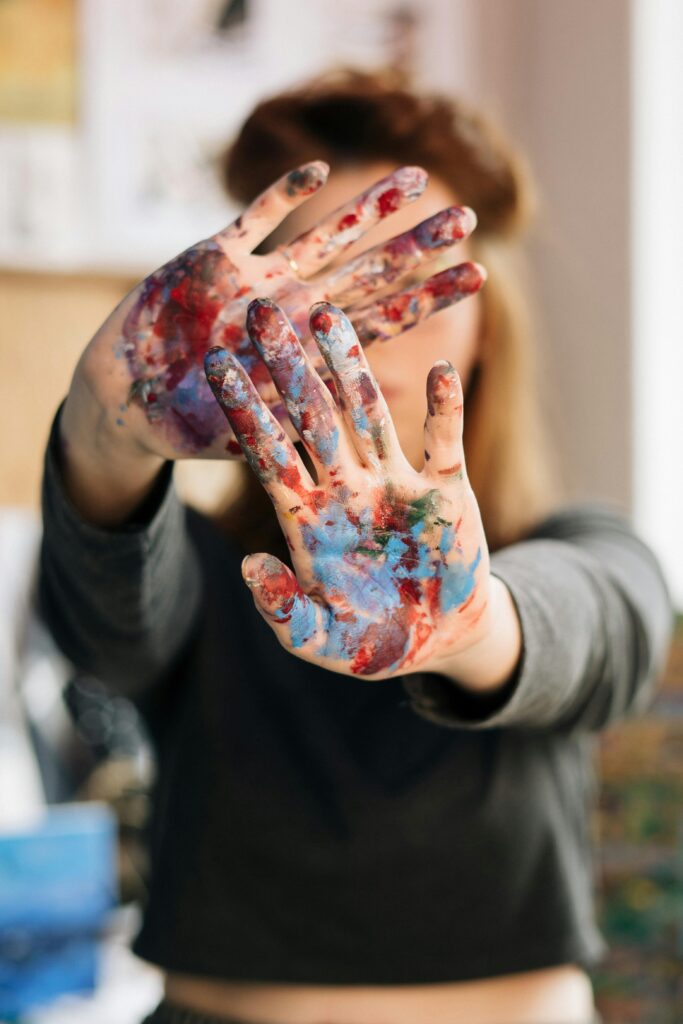 Mit Farbe bemalte Hände als Symbol für kreativen Ausdruck und Kunsttherapie