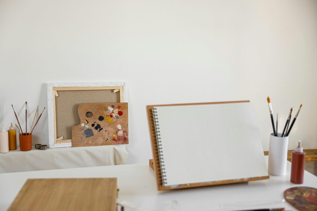 Ruhiger kreativer Arbeitsplatz für eine Kunsttherapie-Sitzung