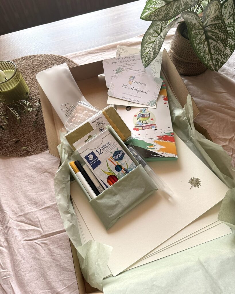 Kreativmaterialien und Impulskarten der Kunstspur KreativBox „Mein Wohlfühlort“